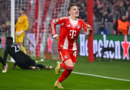 لاعبو بايرن ميونخ يحتفلون بفوز درامي في الدوري الألماني