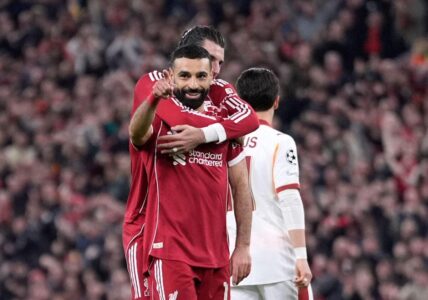 ستيفن جيرارد ومحمد صلاح يتحدثان في لقطة ودية