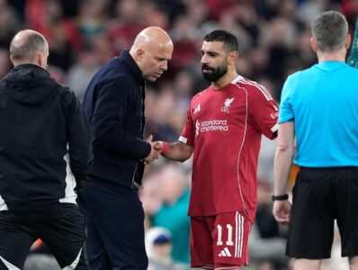 محمد صلاح يغادر الملعب مصابًا خلال مباراة ليفربول وكريستال بالاس