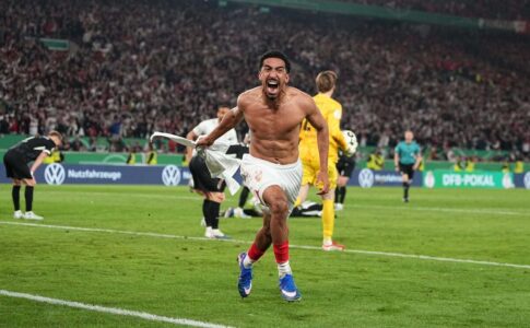 لاعبو شتوتغارت يحتفلون بعد الفوز على فرايبورغ في كأس ألمانيا