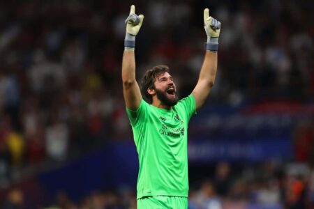 أليسون بيكر ومحمد صلاح لاعبا ليفربول يبتسمان في تدريبات الفريق